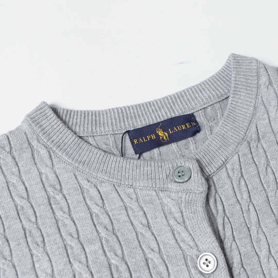 P166 Style No.: 602 -Ralph Lauren RL cardigan with classic war horse logo embroidery on the chest, long-sleeved sweater sweater jacket -The item is made of custom-dyed and custom-spun yarn, purchased from the original version. A full set of customized accessories. Details determine success or failure. Heavy new autumn and winter style. The weight of the item is as high as 800 grams. It is soft and delicate and does not tie the body. The upper body effect is very nice. Loose fit. Women's style. -Color: black, off-white, milk tea, light gray, dark gray. Navy blue red khaki red - Size: S / M / L S size 80-100 catties M size 100-120 catties Large size 120-135 catties